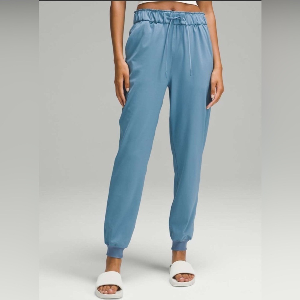 Lululemon Stretch High-Rise Jogger *Full Length
Utility Blue size 6